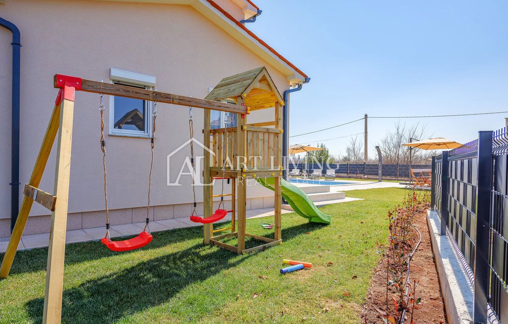 Istria, Labin, dintorni - una casa spaziosa con piscina riscaldata in una posizione tranquilla