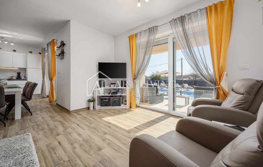 Istria, Labin, dintorni - una casa spaziosa con piscina riscaldata in una posizione tranquilla