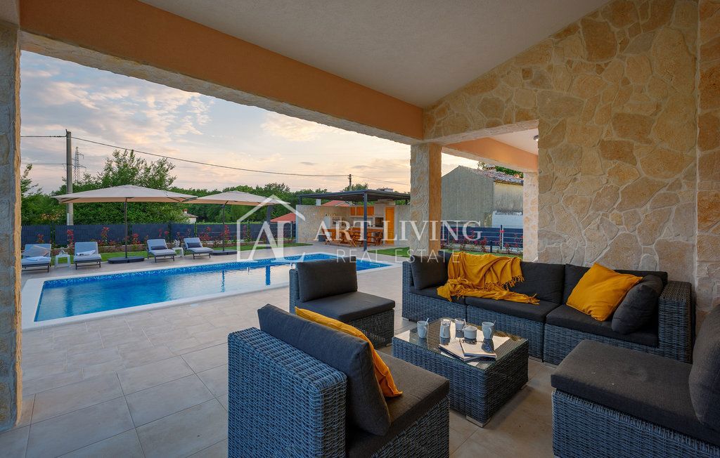 Istria, Labin, dintorni - una casa spaziosa con piscina riscaldata in una posizione tranquilla
