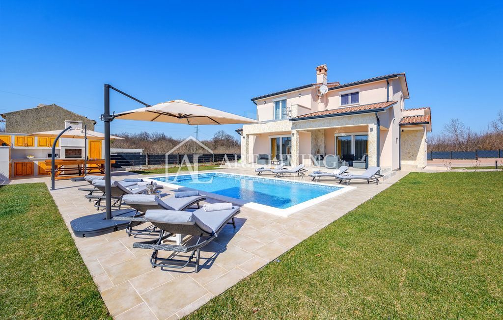 Istria, Labin, dintorni - una casa spaziosa con piscina riscaldata in una posizione tranquilla