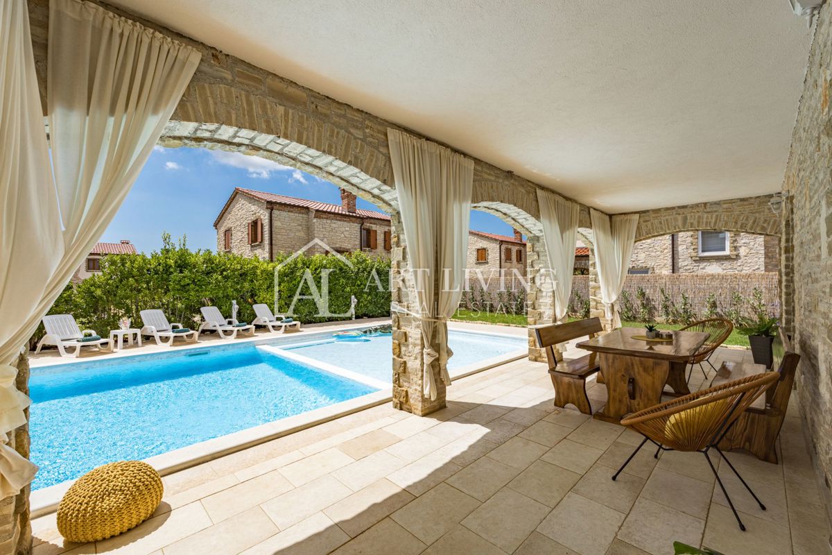 Istria, Svetvinčenat, dintorni – bellissima villa con una grande piscina