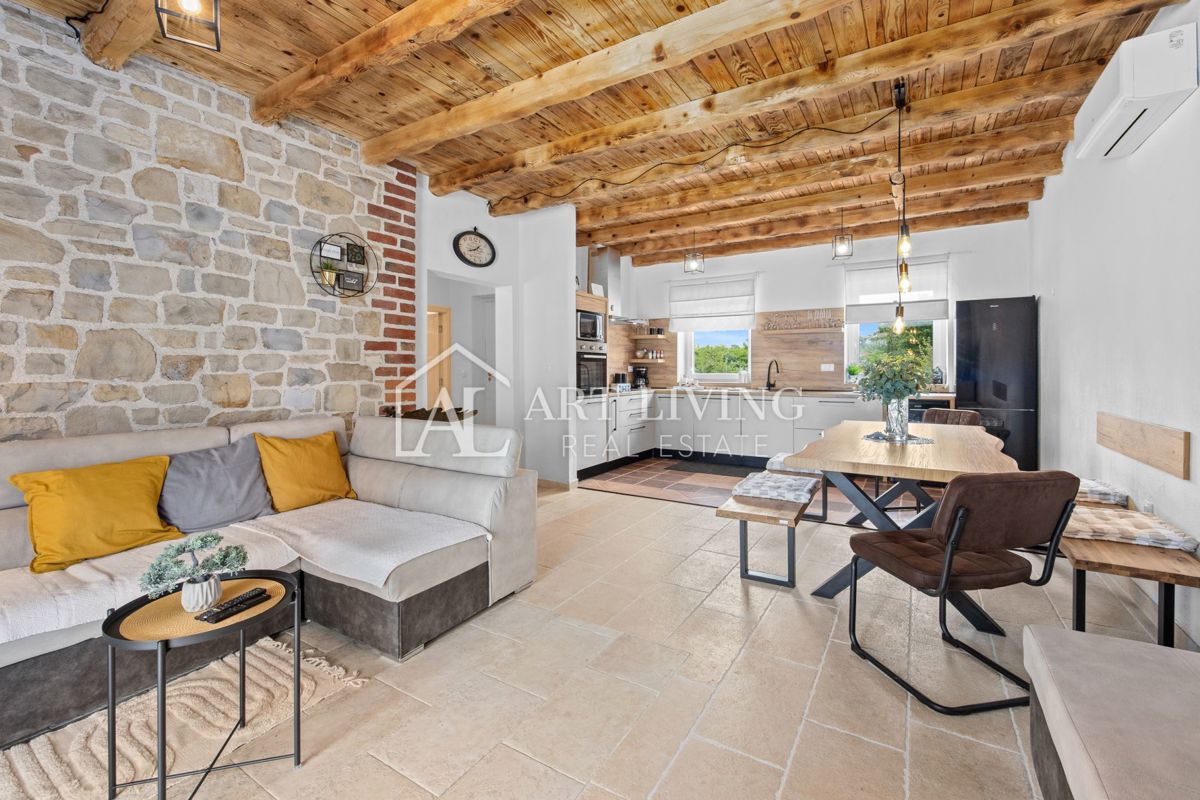 Istria, Svetvinčenat, dintorni – bellissima villa con una grande piscina