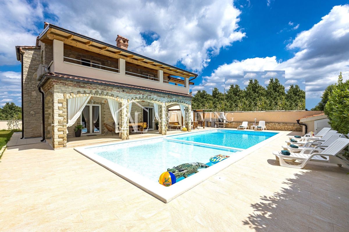 Istria, Svetvinčenat, dintorni – bellissima villa con una grande piscina