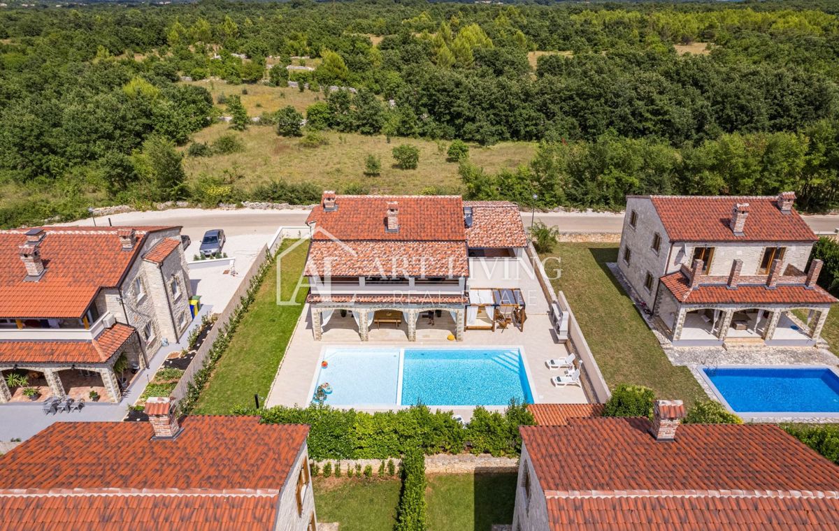 Istria, Svetvinčenat, dintorni – bellissima villa con una grande piscina