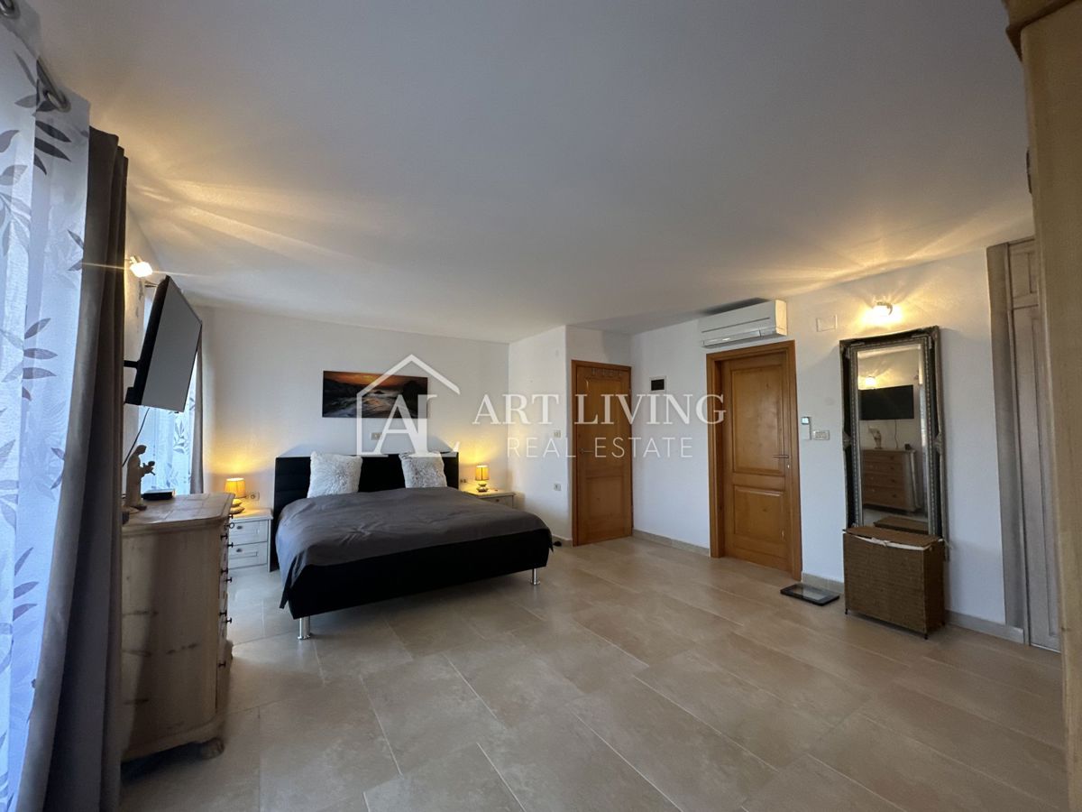 Istria, Buie, dintorni - casa a schiera in pietra in stile istriano