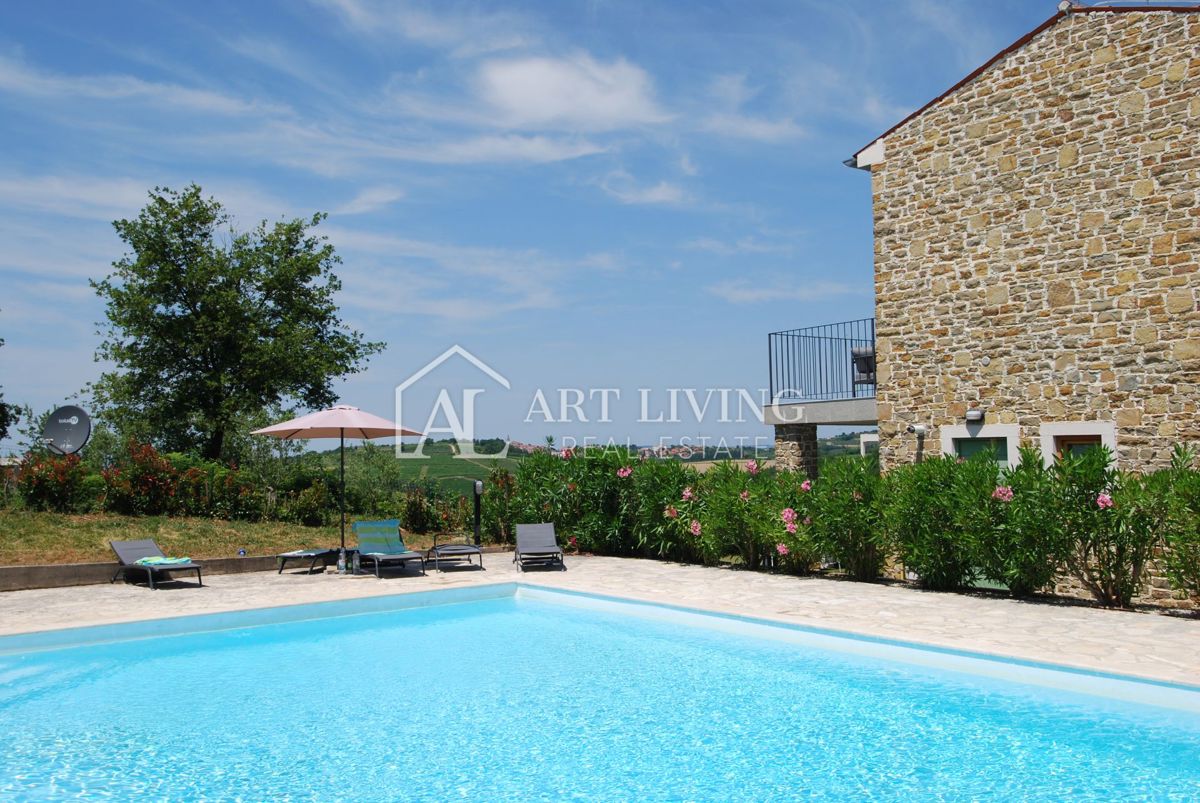 Istria, Buie, dintorni - casa a schiera in pietra in stile istriano