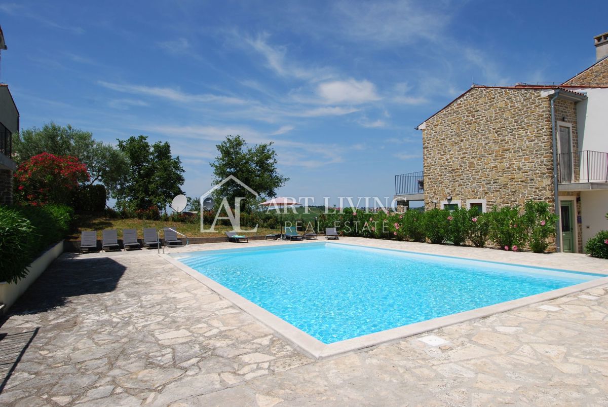 Istria, Buie, dintorni - casa a schiera in pietra in stile istriano