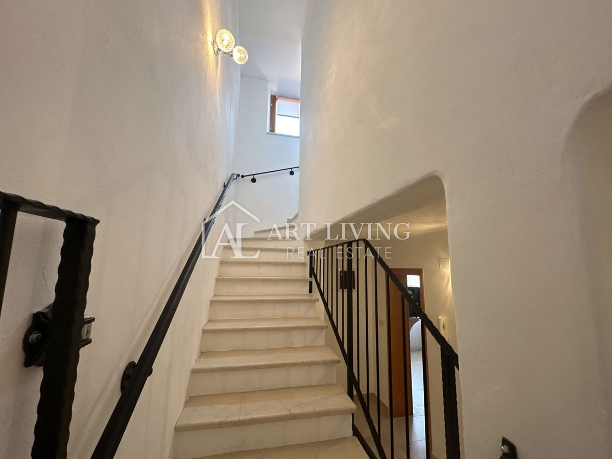 Istria, Buie, dintorni - casa a schiera in pietra in stile istriano