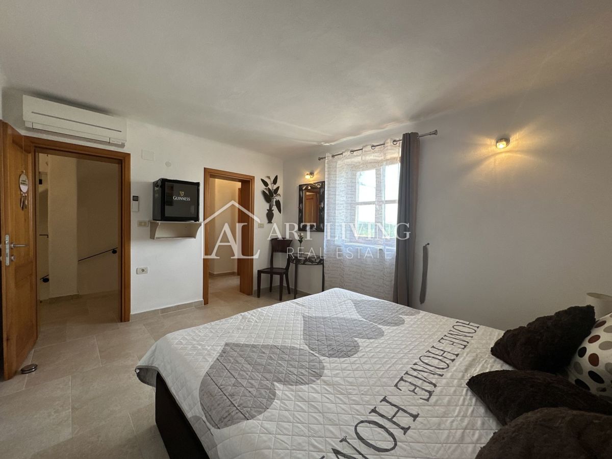 Istria, Buie, dintorni - casa a schiera in pietra in stile istriano