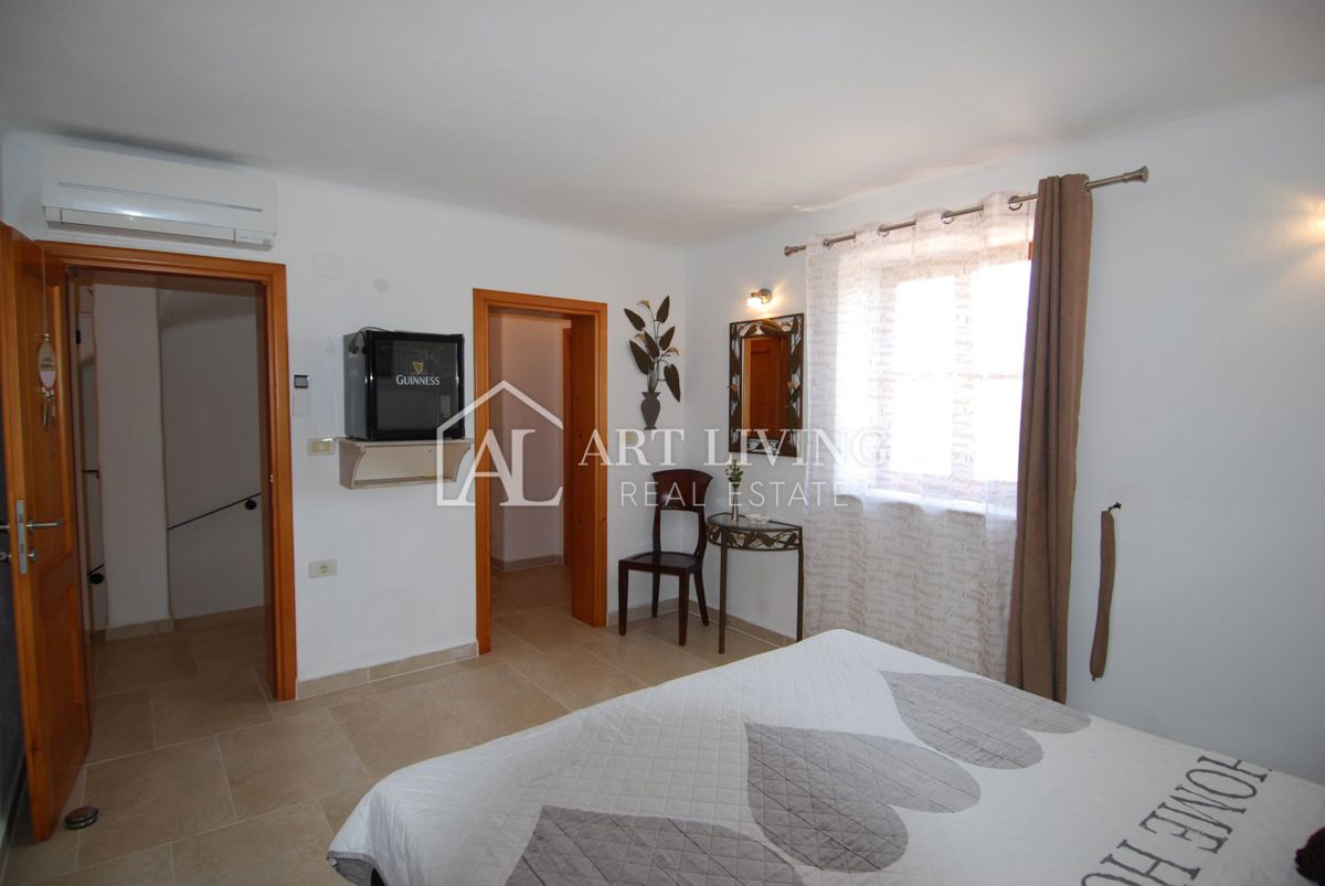 Istria, Buie, dintorni - casa a schiera in pietra in stile istriano