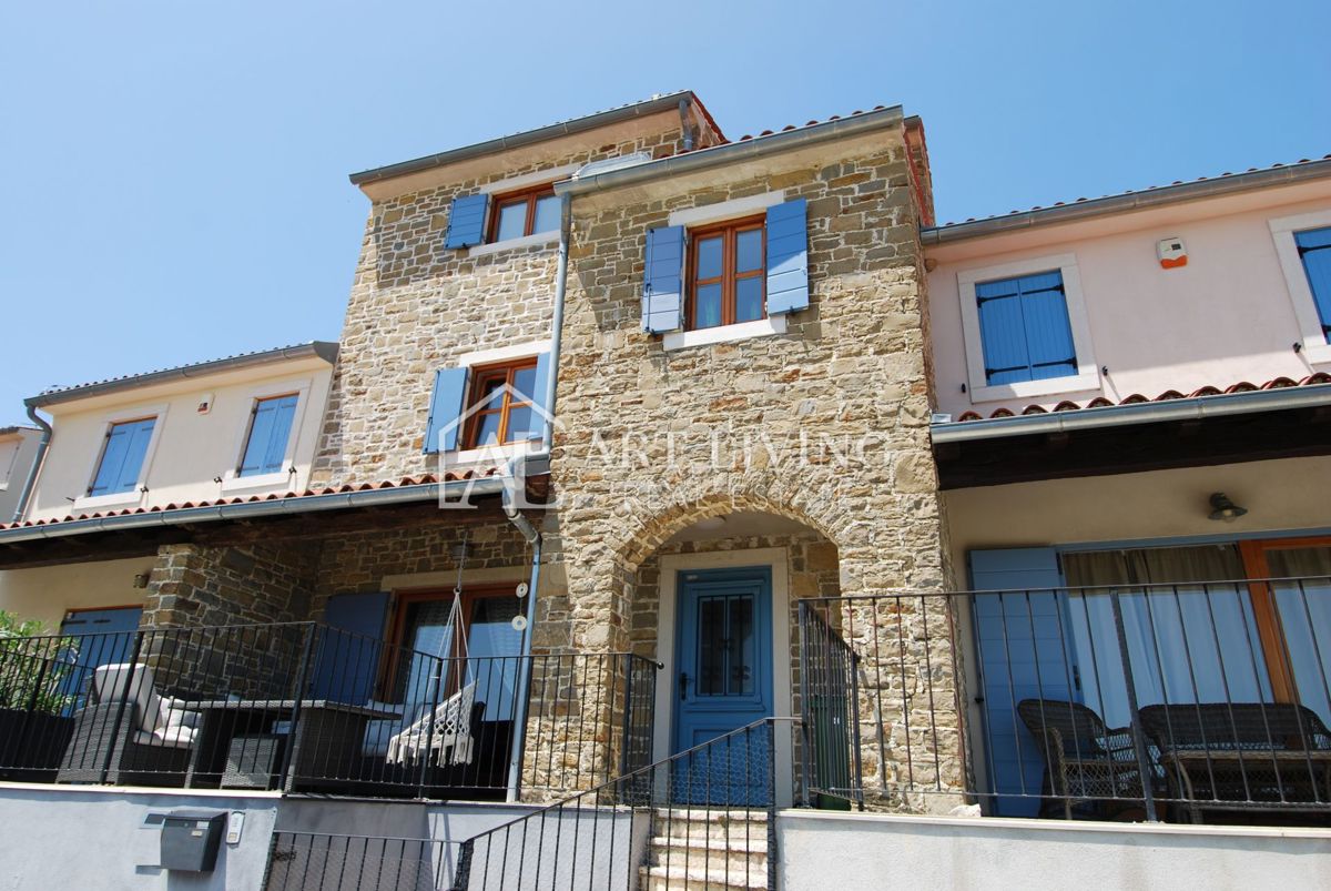 Istria, Buie, dintorni - casa a schiera in pietra in stile istriano