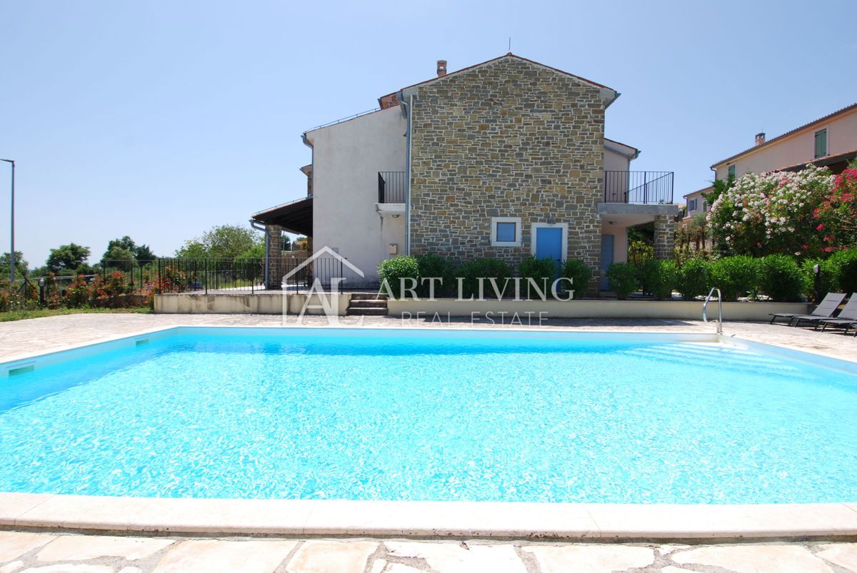 Istria, Buie, dintorni - casa a schiera in pietra in stile istriano