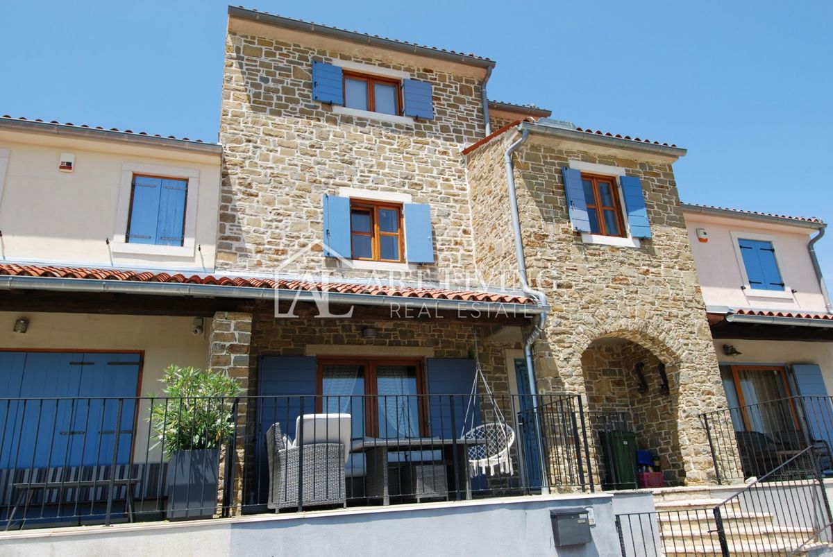 Istria, Buie, dintorni - casa a schiera in pietra in stile istriano
