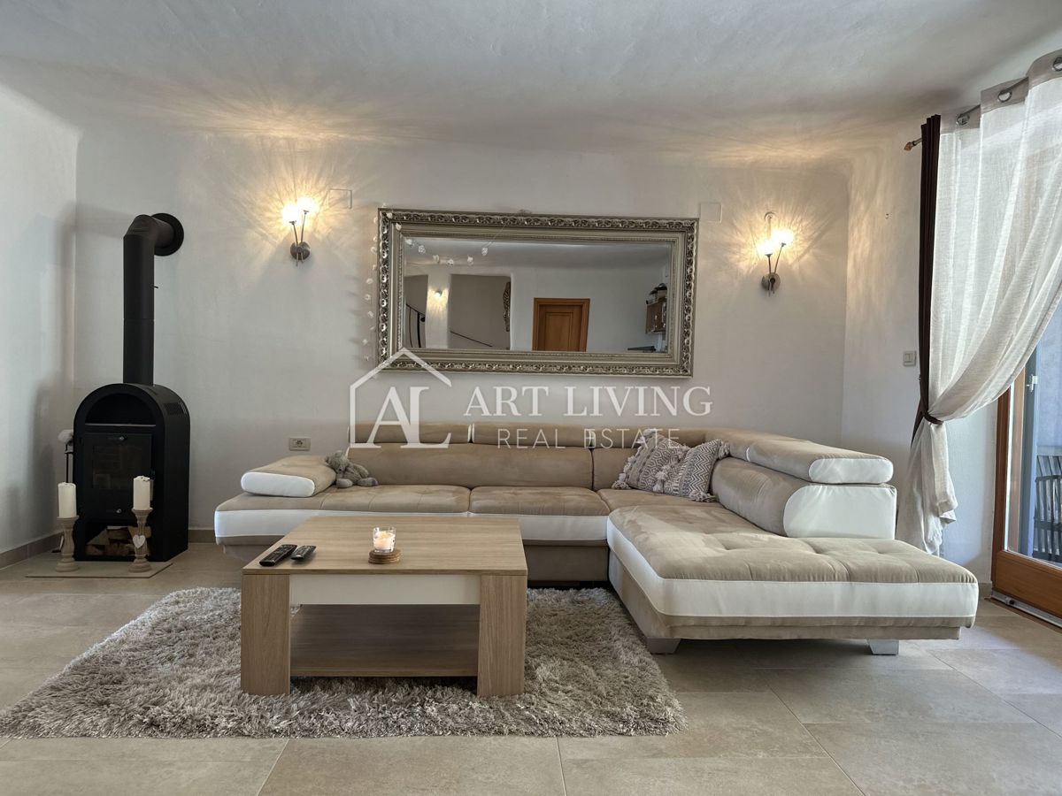 Istria, Buie, dintorni - casa a schiera in pietra in stile istriano