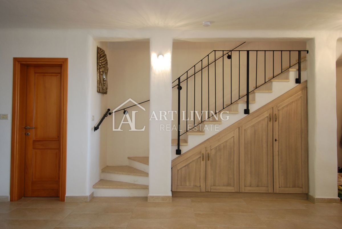 Istria, Buie, dintorni - casa a schiera in pietra in stile istriano