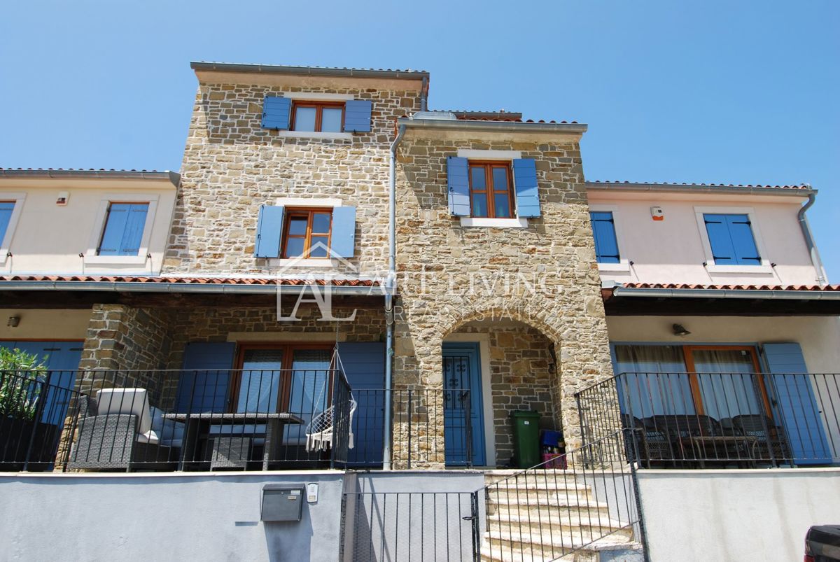 Istria, Buie, dintorni - casa a schiera in pietra in stile istriano