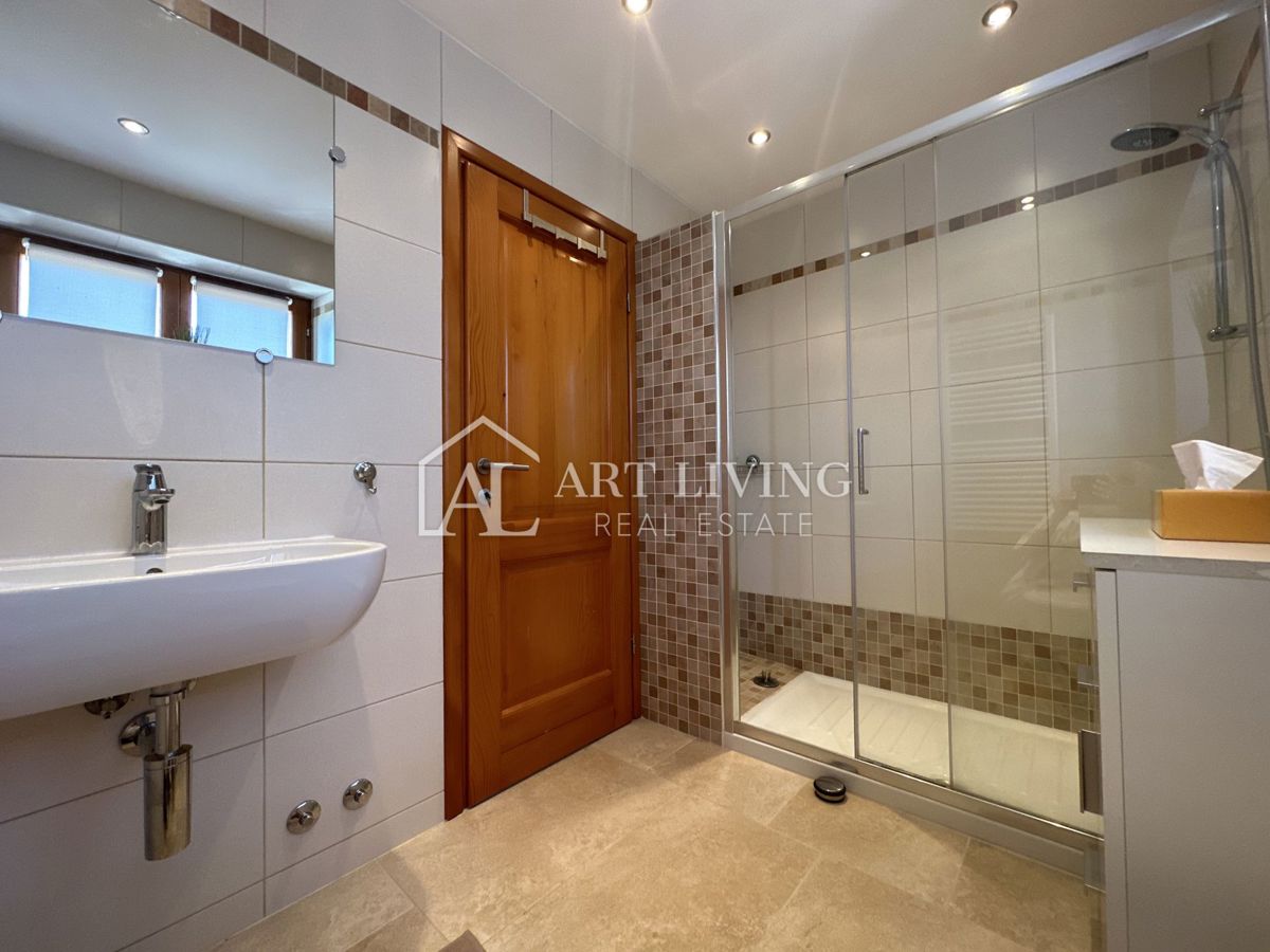 Istria, Buie, dintorni - casa a schiera in pietra in stile istriano