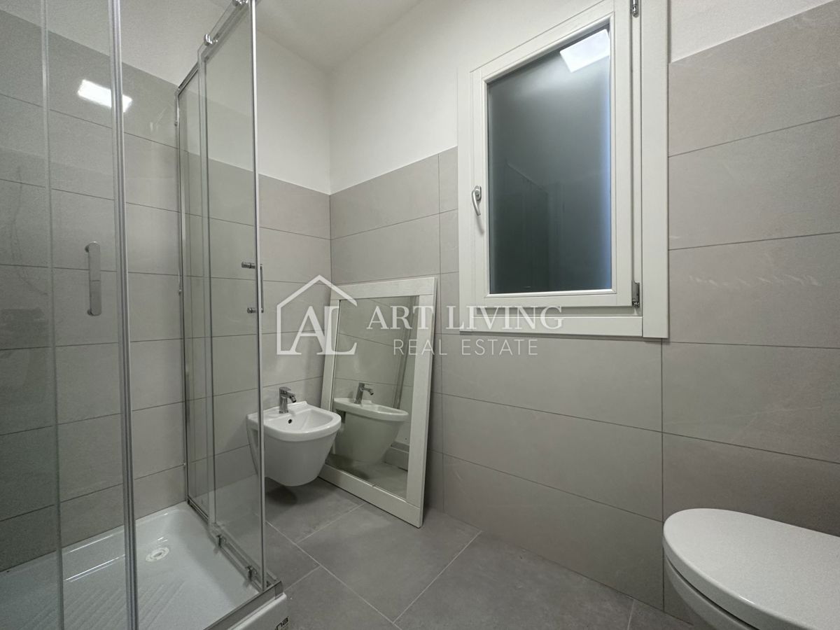 Umago – Dintorni, Appartamento moderno su due livelli in zona tranquilla – OCCASIONE