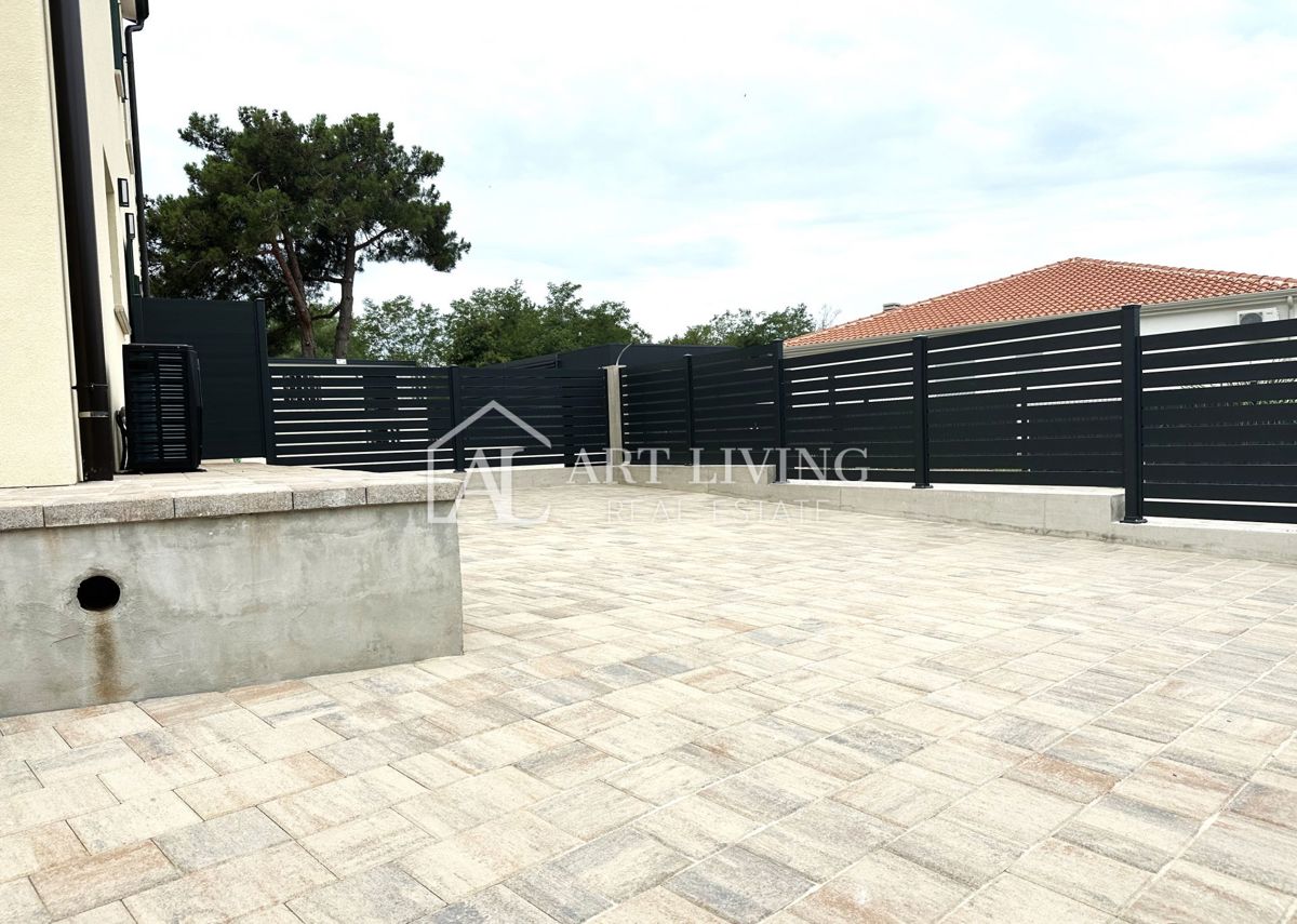 Umago – Dintorni, Appartamento moderno su due livelli in zona tranquilla – OCCASIONE