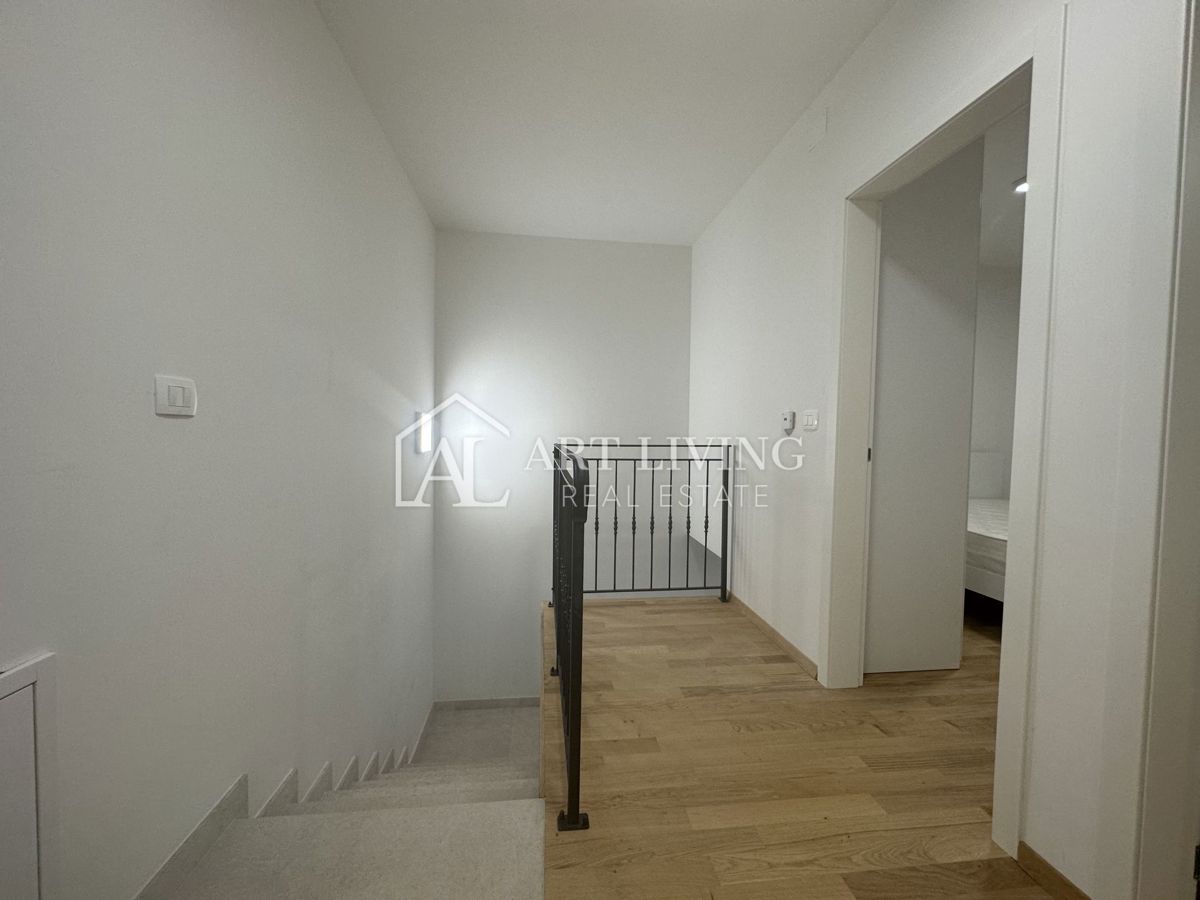 Umago – Dintorni, Appartamento moderno su due livelli in zona tranquilla – OCCASIONE