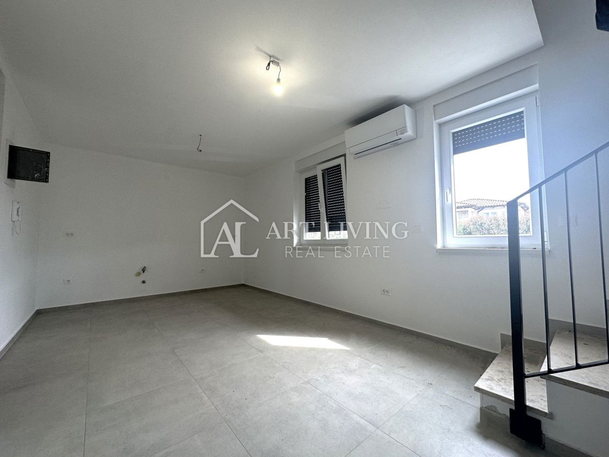 Parenzo, dintorni: appartamento su due piani con tre camere da letto e un'esclusiva terrazza sul tetto.