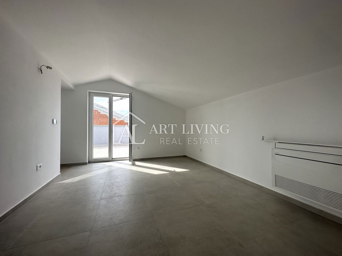 Parenzo, dintorni: appartamento su due piani con tre camere da letto e un'esclusiva terrazza sul tetto.