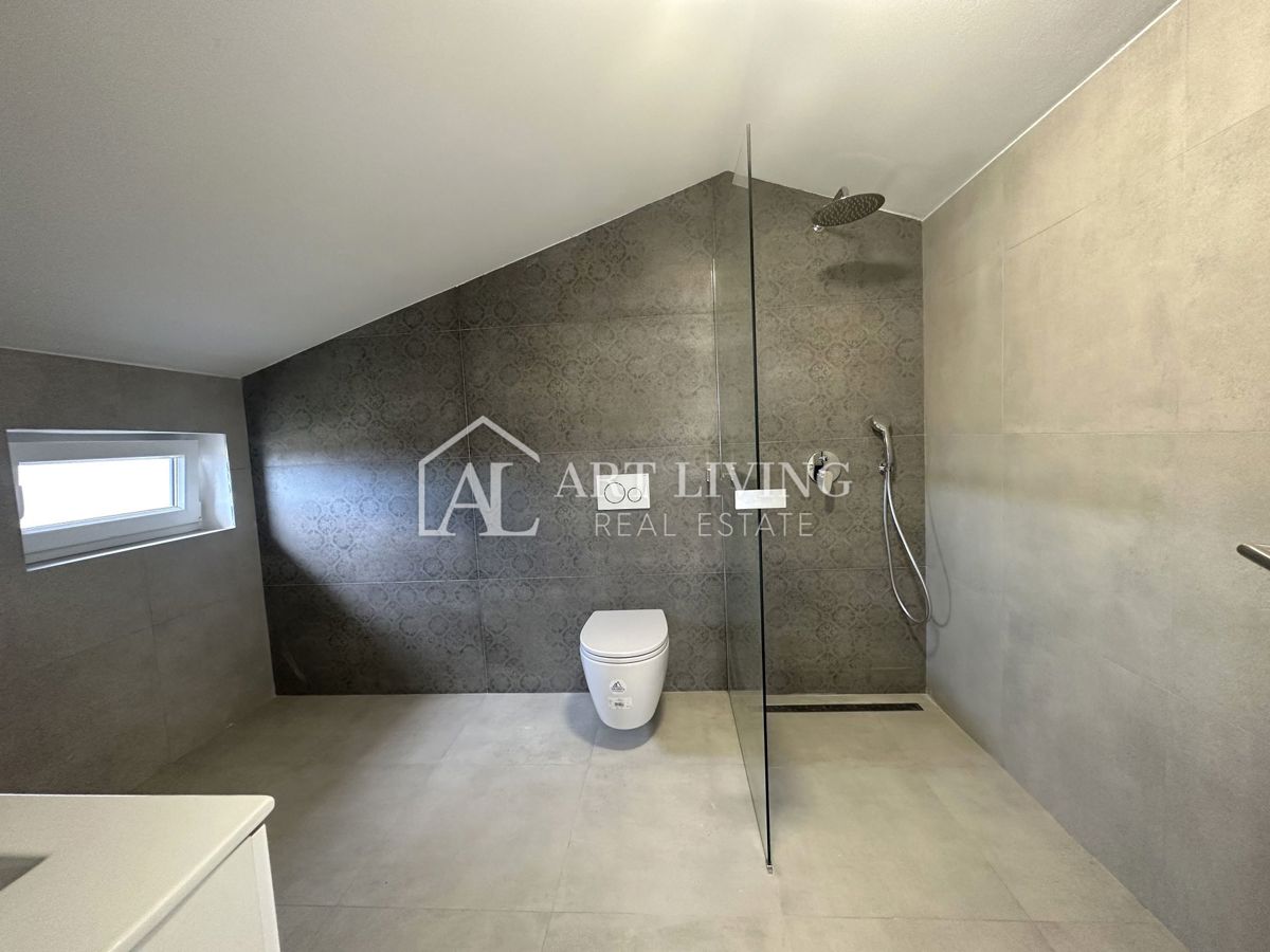 Parenzo, dintorni: appartamento su due piani con tre camere da letto e un'esclusiva terrazza sul tetto.