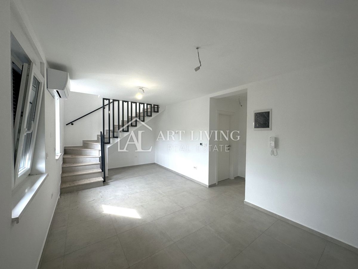 Parenzo, dintorni: appartamento su due piani con tre camere da letto e un'esclusiva terrazza sul tetto.