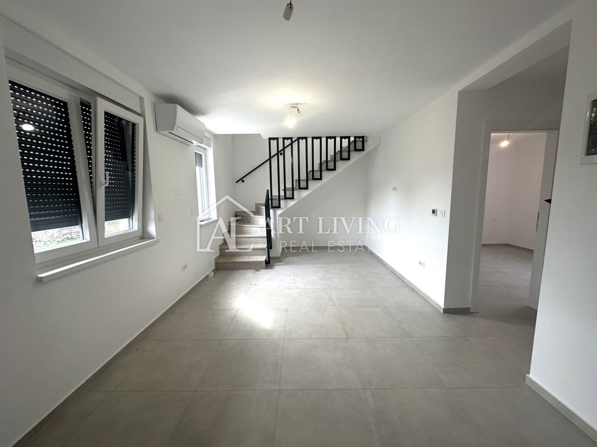 Parenzo, dintorni: appartamento su due piani con tre camere da letto e un'esclusiva terrazza sul tetto.