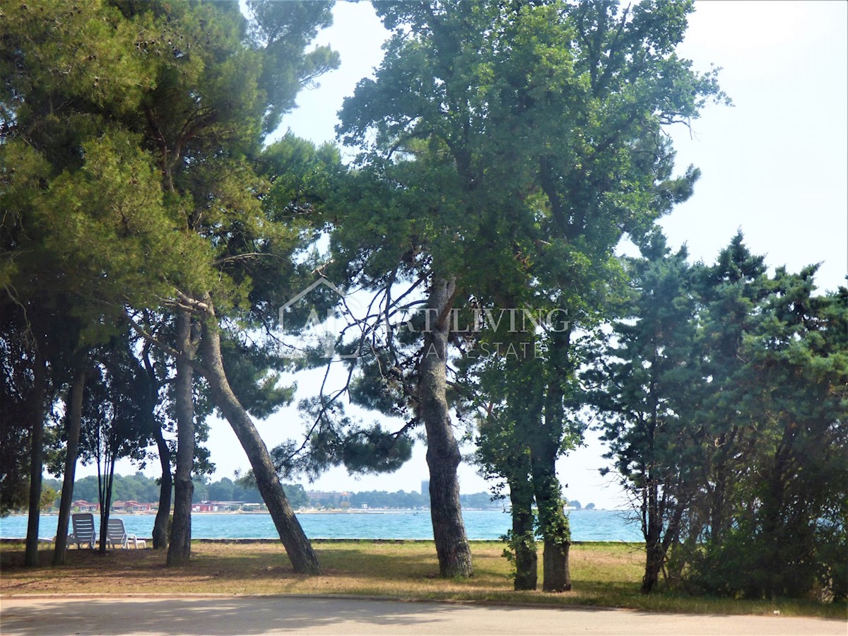 Umago, attraente edificio commerciale 1a fila al mare