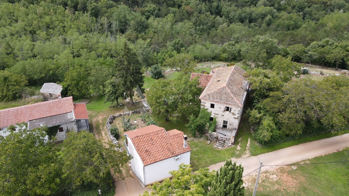 Imanje u blizini Oprtlja okruženo zelenilom
