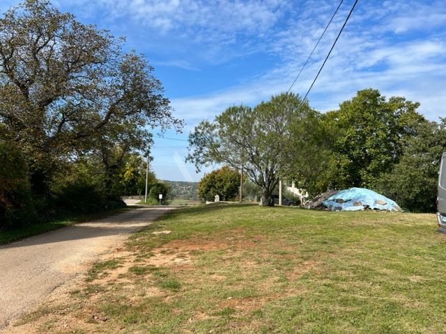 Imanje u blizini Oprtlja okruženo zelenilom