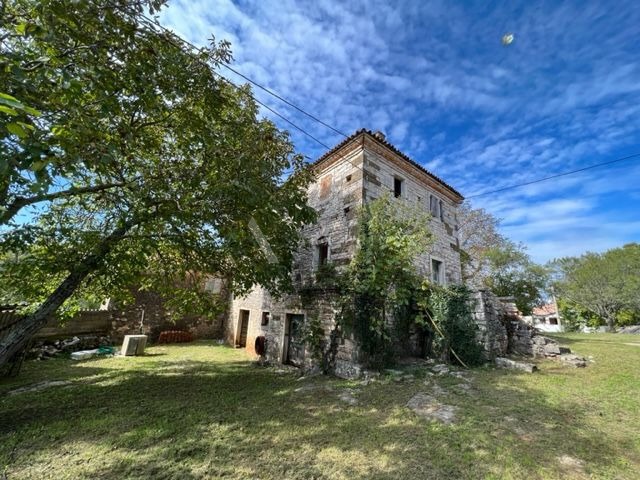 Imanje u blizini Oprtlja okruženo zelenilom