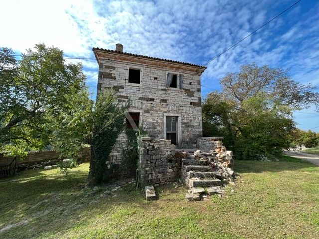 Imanje u blizini Oprtlja okruženo zelenilom