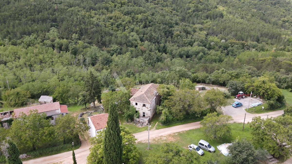 Imanje u blizini Oprtlja okruženo zelenilom