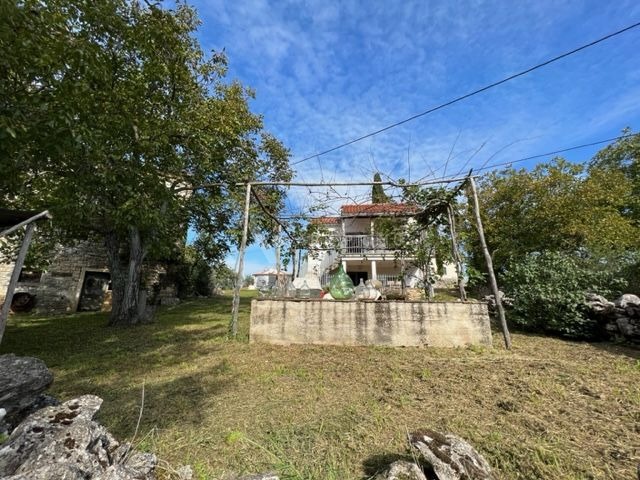 Imanje u blizini Oprtlja okruženo zelenilom