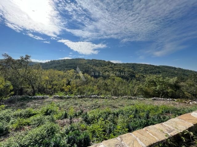 Imanje u blizini Oprtlja okruženo zelenilom