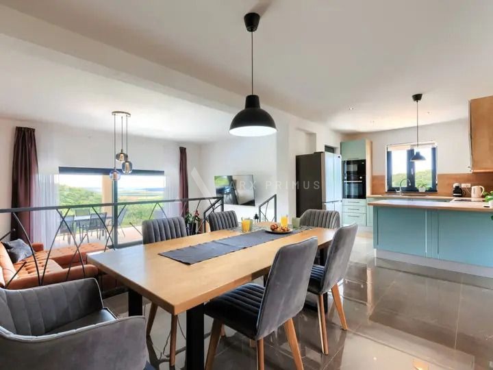 Vila na prekrasnoj lokaciji s otvorenim pogledom na more