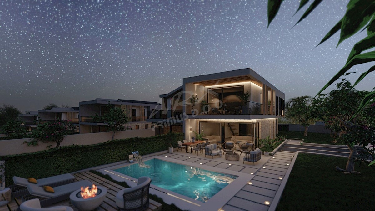 Villa dall'architettura moderna con piscina vicino al mare, Umago