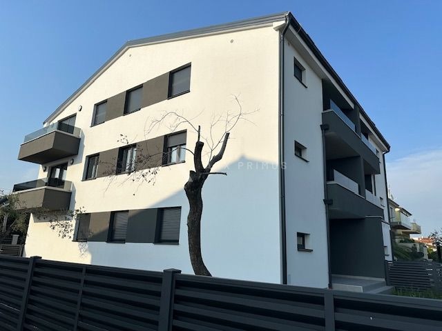 Stan s pogledom na more u Zambratiji