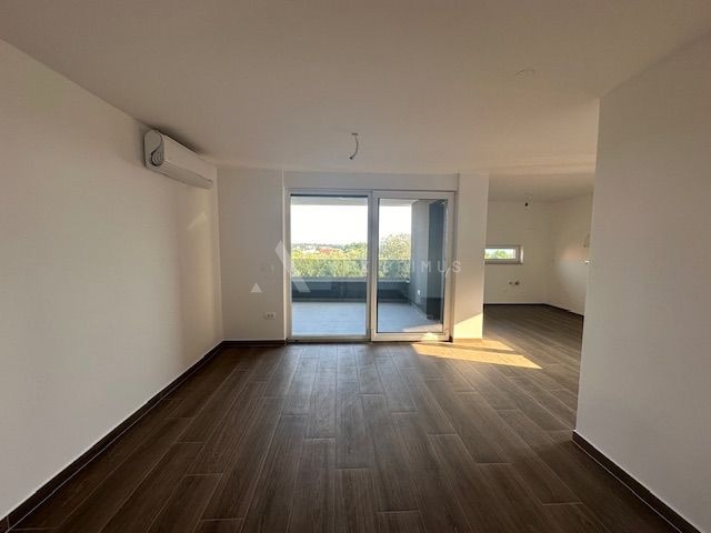 Stan s pogledom na more u Zambratiji