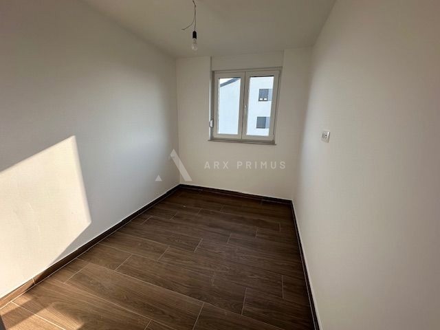 Stan s pogledom na more u Zambratiji