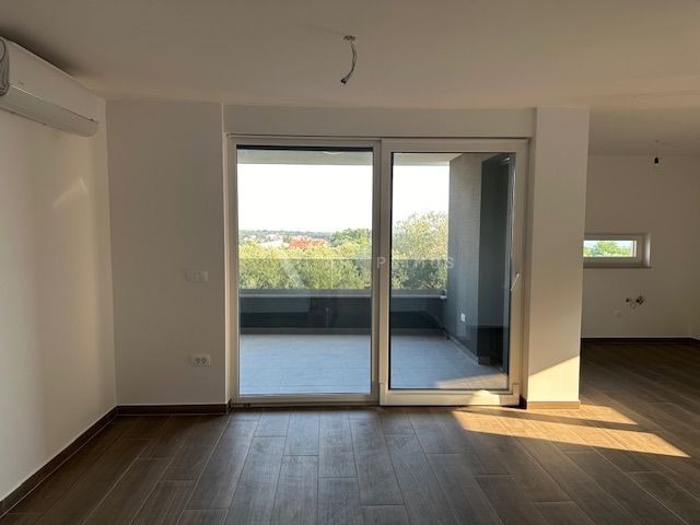 Stan s pogledom na more u Zambratiji