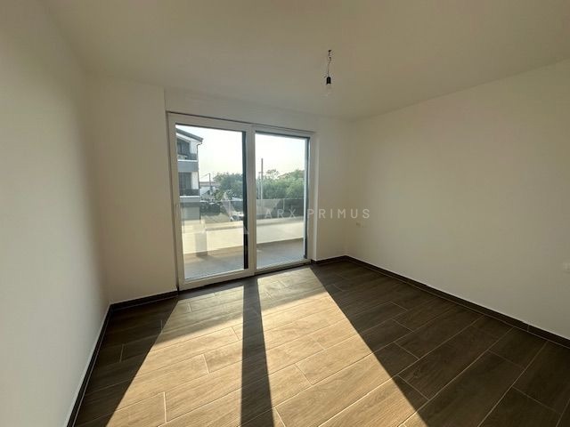 Stan s pogledom na more u Zambratiji