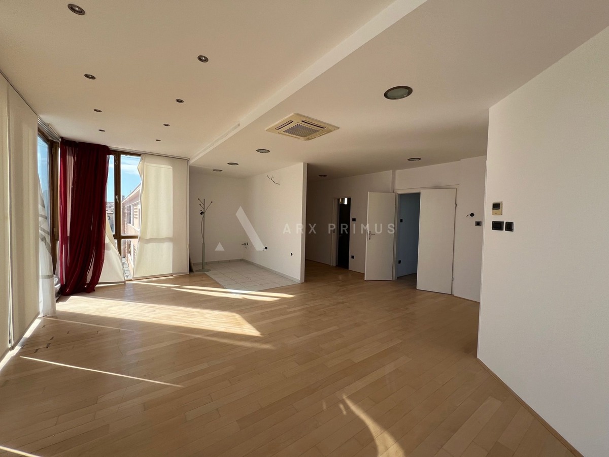 Stan s poslovnim prostorom na top lokaciji u samom centru, Umag