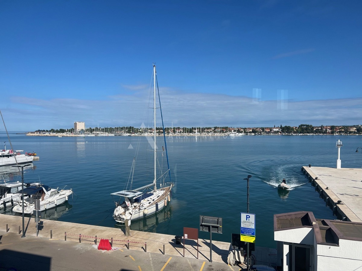 Stan s poslovnim prostorom na top lokaciji u samom centru, Umag