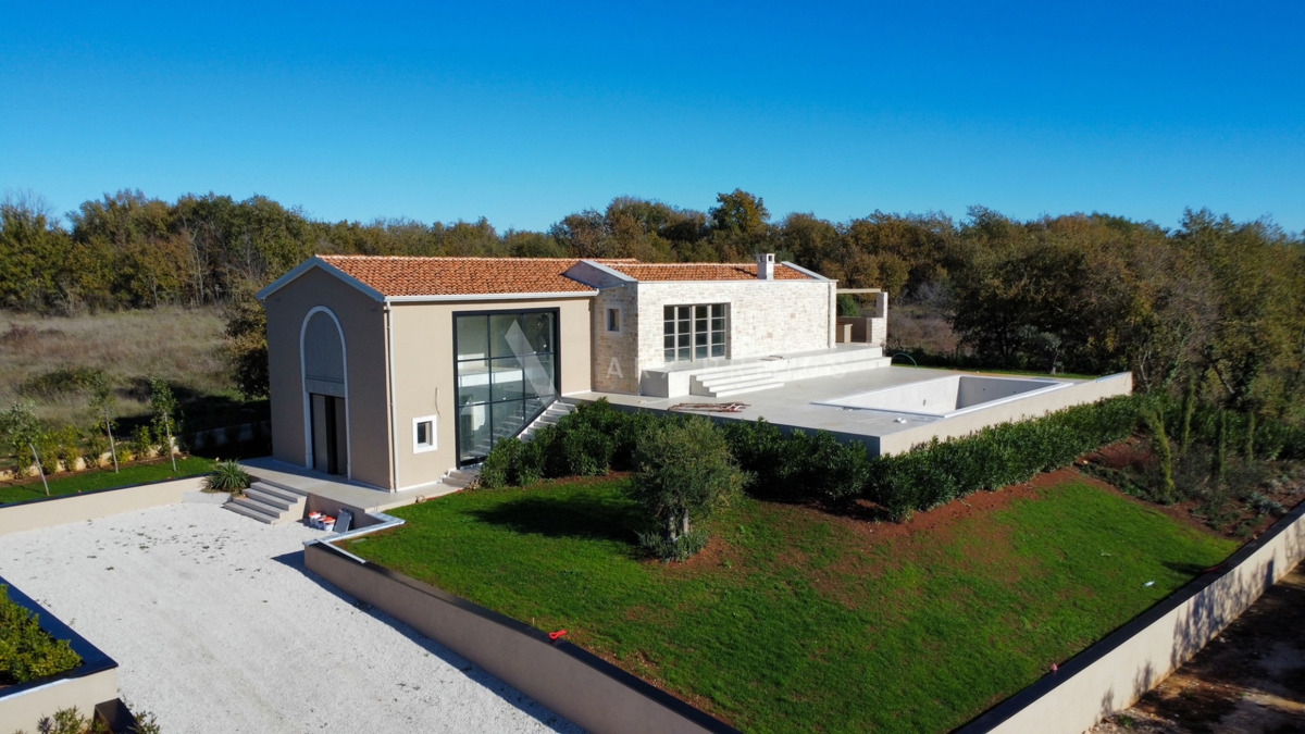 LUKSUZNA VILA, OKOLICA POREČA – MIR, ELEGANCIJA I POGLED NA MORE