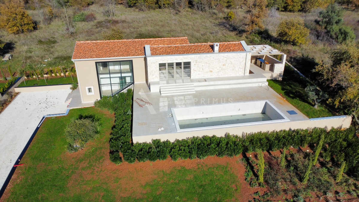 LUKSUZNA VILA, OKOLICA POREČA – MIR, ELEGANCIJA I POGLED NA MORE