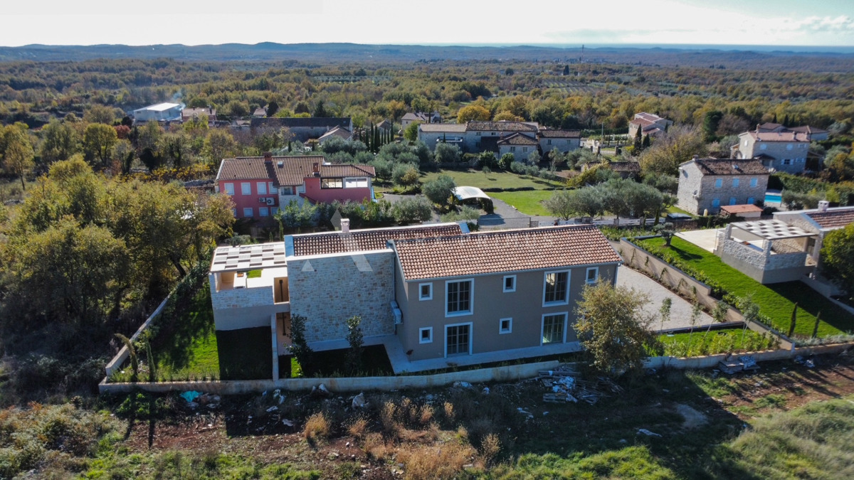 LUKSUZNA VILA, OKOLICA POREČA – MIR, ELEGANCIJA I POGLED NA MORE