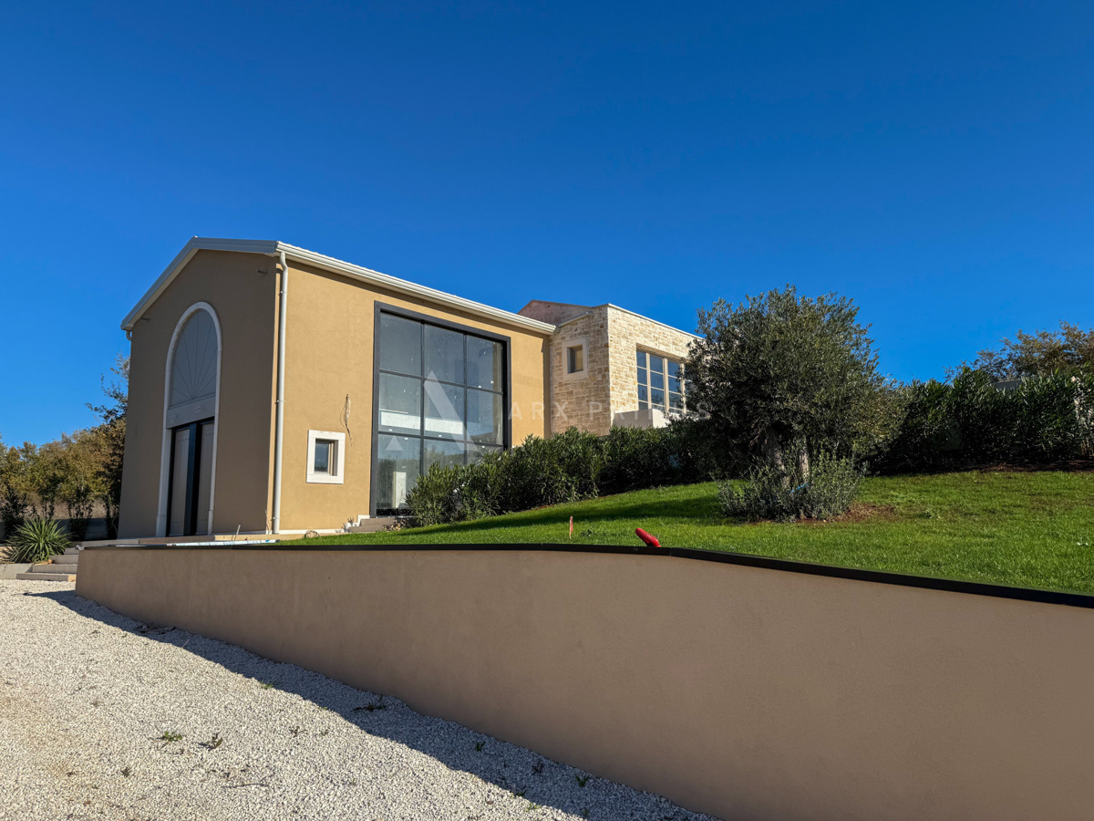 LUKSUZNA VILA, OKOLICA POREČA – MIR, ELEGANCIJA I POGLED NA MORE